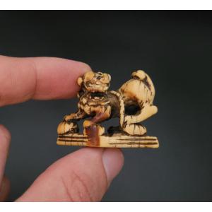 Netsuke - Shishi With 3 Tamas - Ivory - Japan - XVIIIth