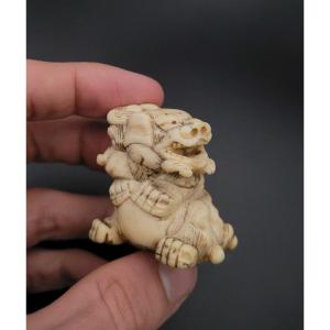 Netsuke - Impposing Shishi Au Tama - Ivory - Japan - Early 20th Century