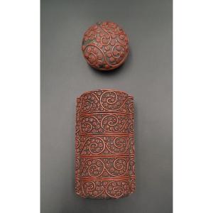 Inro And Manju Netsuke - Scroll Motifs - Tsuishu Lacquer - 19th Century