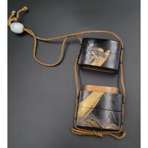 Inro With 3 Compartments - Man On A Boat - Roiro Lacquer - Edo Period - (1603-1868)