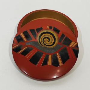 Japanese Lacquered Box With Snail And Leaf - Japan