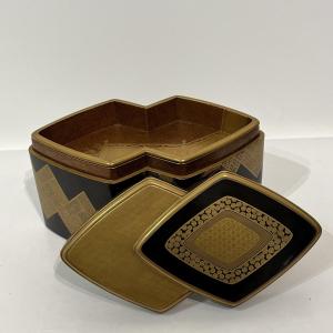 Japanese Lacquered Box And Its Edo Diamond-patterned Tray - Japan