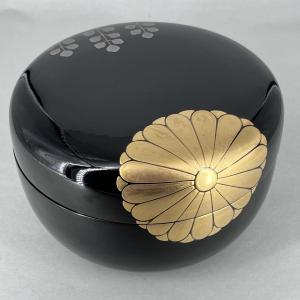 Japanese Lacquered Box Kashiki Chrysanthemum And Paulownia - Japan