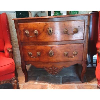 Petite commode en noyer ouvrant par deux tiroirs : &eacute;poque XVIII eme 