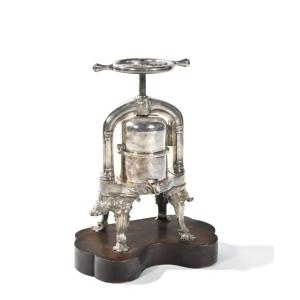 Duck Press At The La Carpe d'Or Restaurant In Gournay-sur-marne