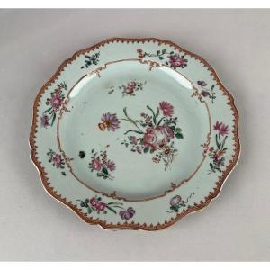Plate Decorated With Flowers In Porcelain From The East India Company 18th Century