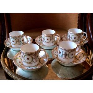 Cinq Tasses Et Sous Tasses En Porcelaine XIXeme