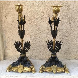 Paire de flambeaux aux trophées d'armes en bronze doré XIXème.