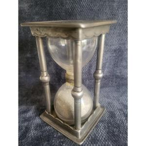 Pewter Hourglass, XXe Century, H11cm