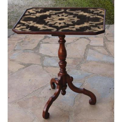 1 Small Table Pedestal Top Embroidered Fabrics
