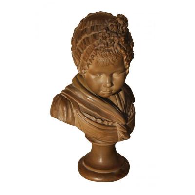 Une Statuette Jeune Fille Au Bonnet