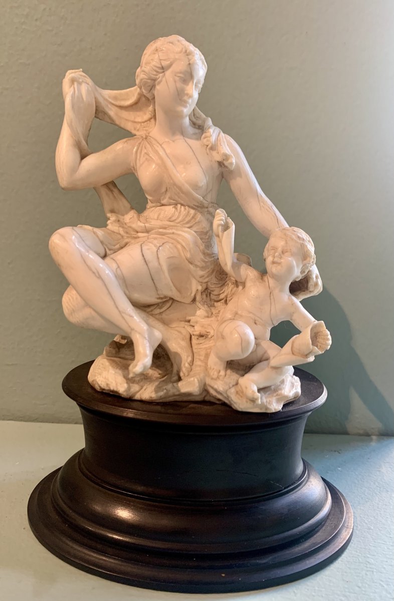 Sculpture En Ivoire Representant Venus Et L’amore 