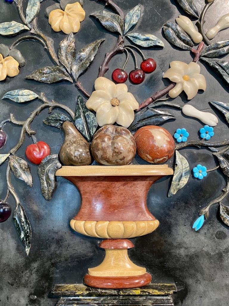 Vase Avec Fleurs Et Fruits. Usine De Pierres Semi-précieuses-photo-2
