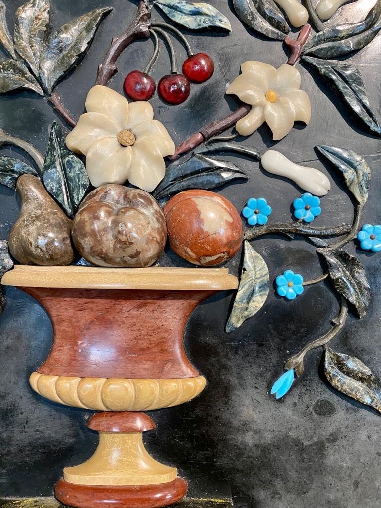 Vase Avec Fleurs Et Fruits. Usine De Pierres Semi-précieuses-photo-3