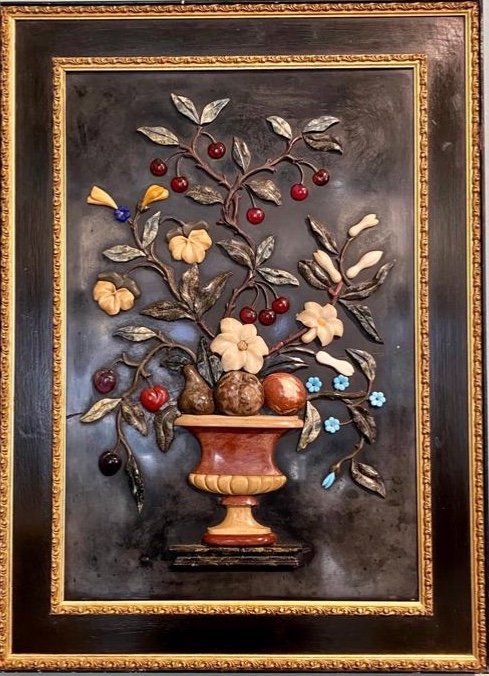 Vase Avec Fleurs Et Fruits. Usine De Pierres Semi-précieuses