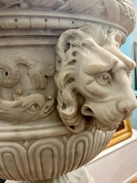 Grand Vase En Marbre Blanc De Carrara à Decor De Motifs Néoclassiques -photo-2