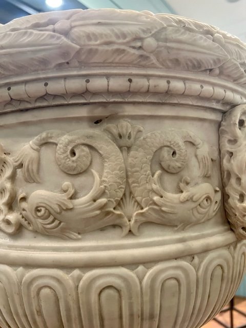 Grand Vase En Marbre Blanc De Carrara à Decor De Motifs Néoclassiques -photo-3