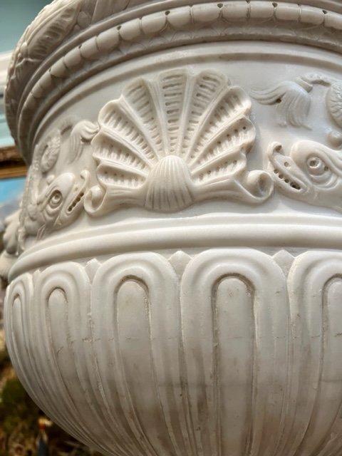Grand Vase En Marbre Blanc De Carrara à Decor De Motifs Néoclassiques -photo-4