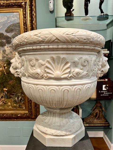 Grand Vase En Marbre Blanc De Carrara à Decor De Motifs Néoclassiques 
