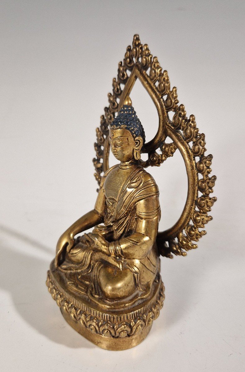 Budda in bronze-photo-1
