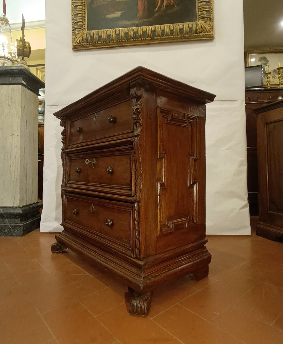 PICCOLO CASSETTONE IN NOCE CON LESENE PRIMA META' XVII SECOLO-photo-3