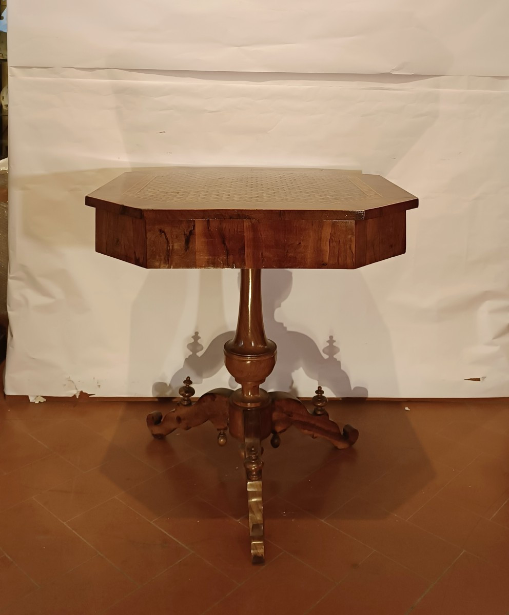 TAVOLINO OTTAGONALE CON INTARSI GEOMETRICI META' XIX SECOLO 