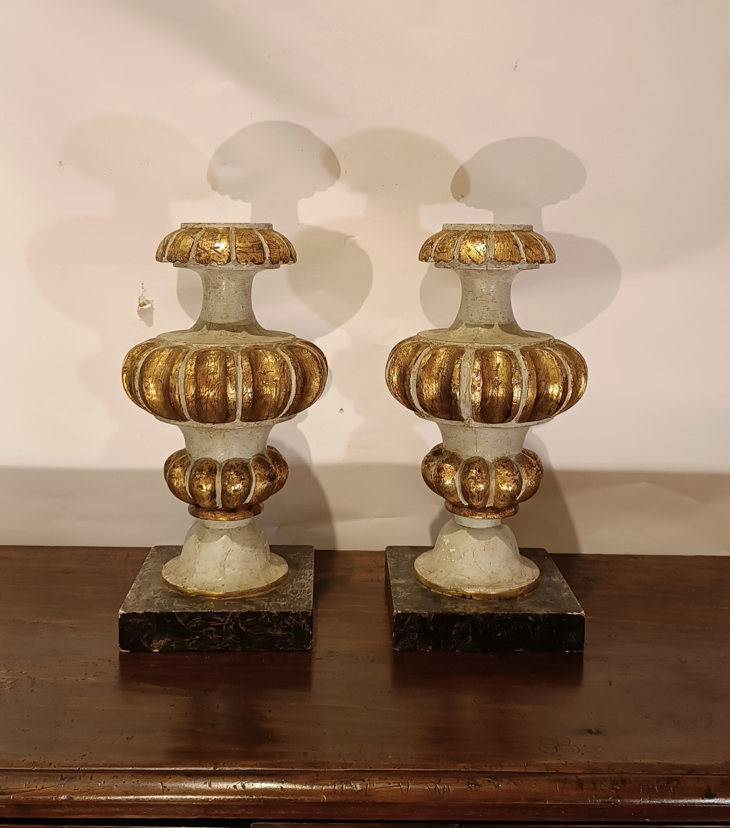 COPPIA DI CANDELABRI IN LEGNO LACCATO E DORATO XIX SECOLO
