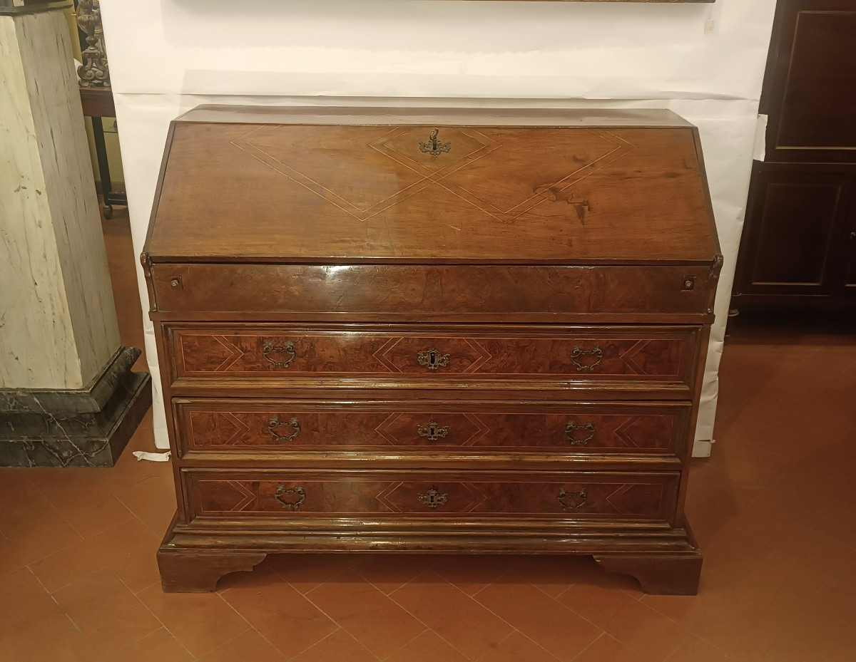 CASSETTONE A RIBALTA IN NOCE E INTARSI FINE XVII SECOLO