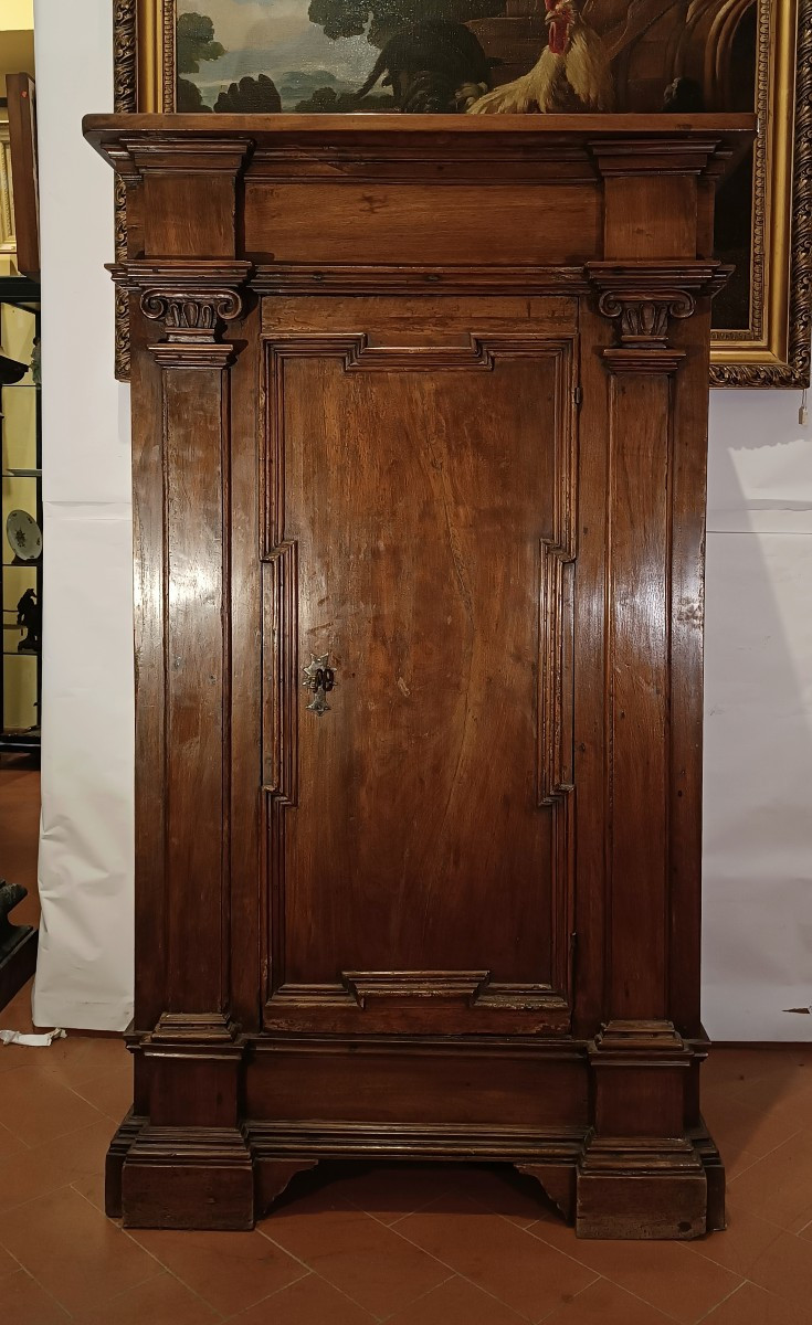 CREDENZINO ALTO IN NOCE FINE XVII SECOLO