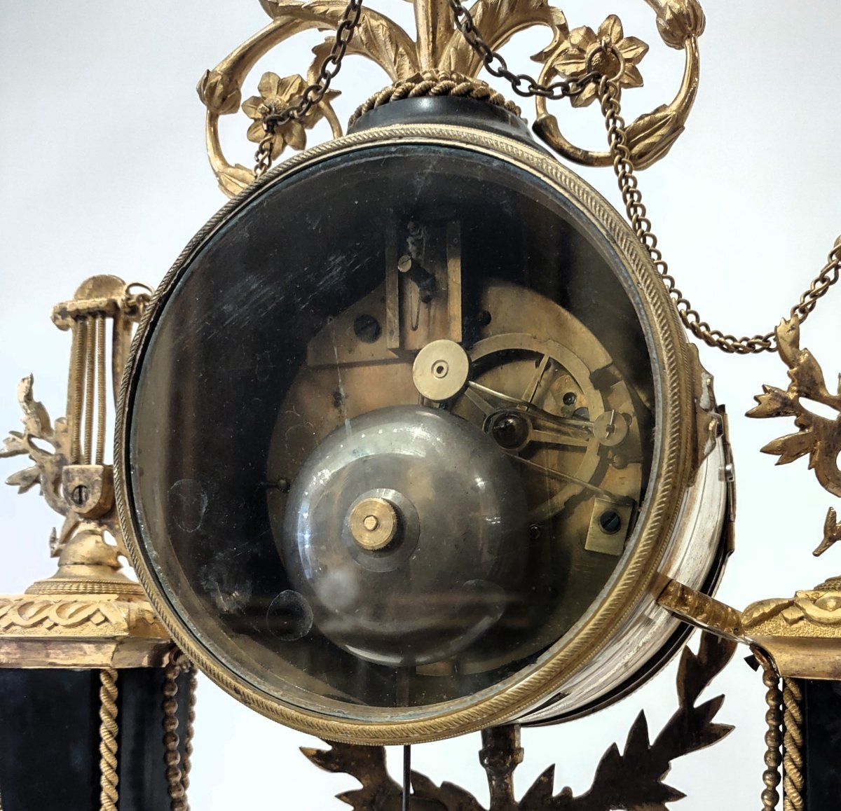 OROLOGIO A PENDOLO LUIGI XVI IN MARMO E BRONZI DORATI FINE DEL XVIII SECOLO-photo-3