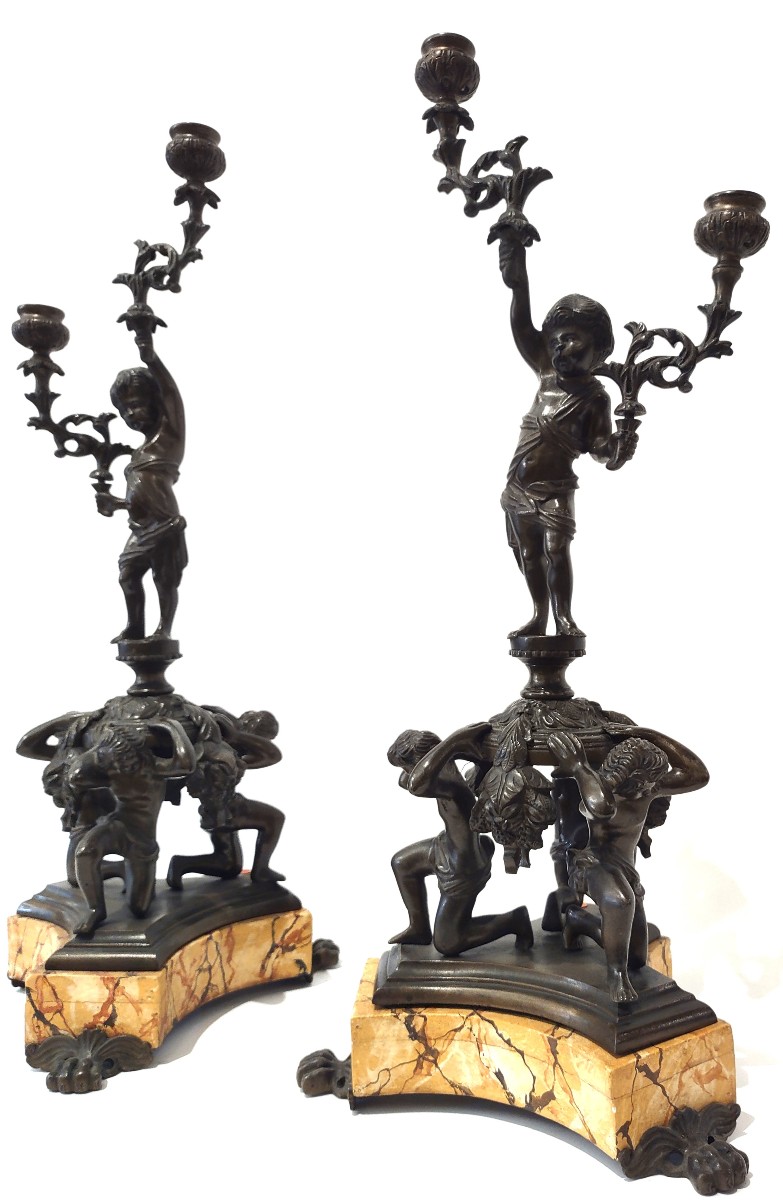 COPPIA DI CANDELIERI IN BRONZO CON PUTTI XIX SECOLO