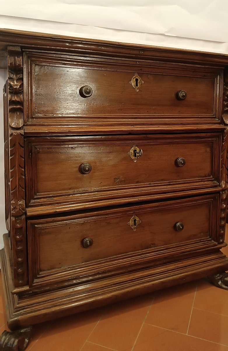 PICCOLO CASSETTONE IN NOCE CON LESENE PRIMA META' XVII SECOLO-photo-3