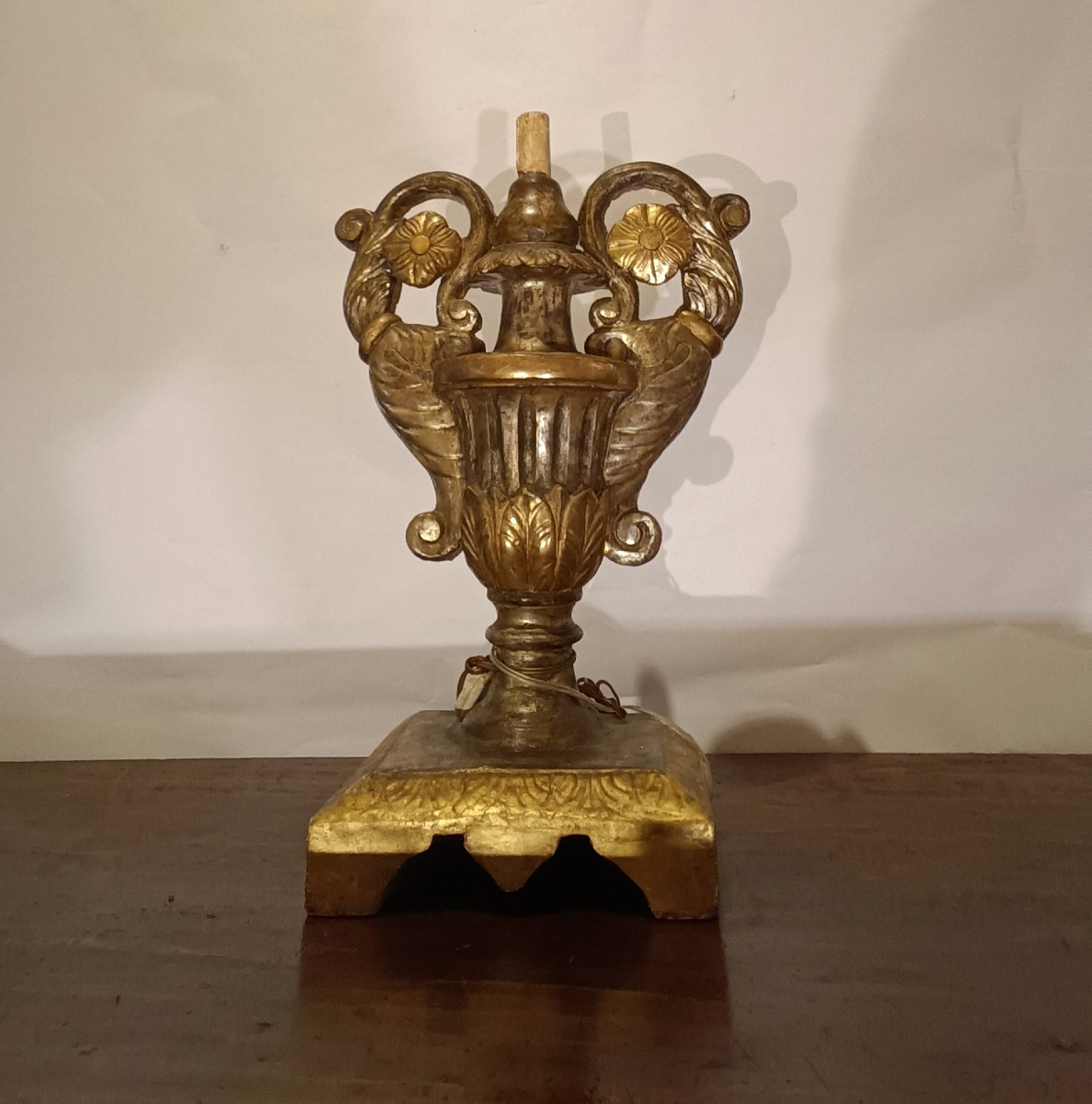 PORTA CANDELE IN LEGNO DORATO SECONDA META' XVIII SECOLO