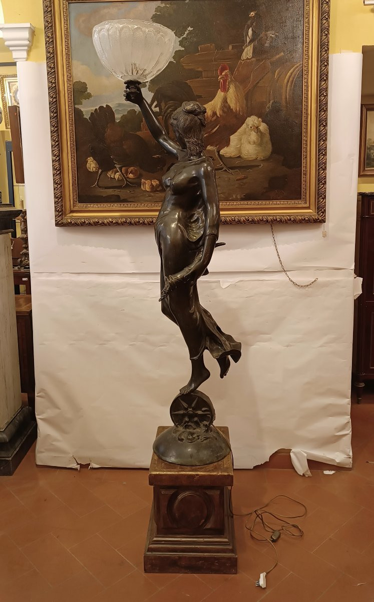 LAMPADA CON SCULTURA IN BRONZO DELLA DEA FORTUNA SECONDA META' XIX SECOLO-photo-2