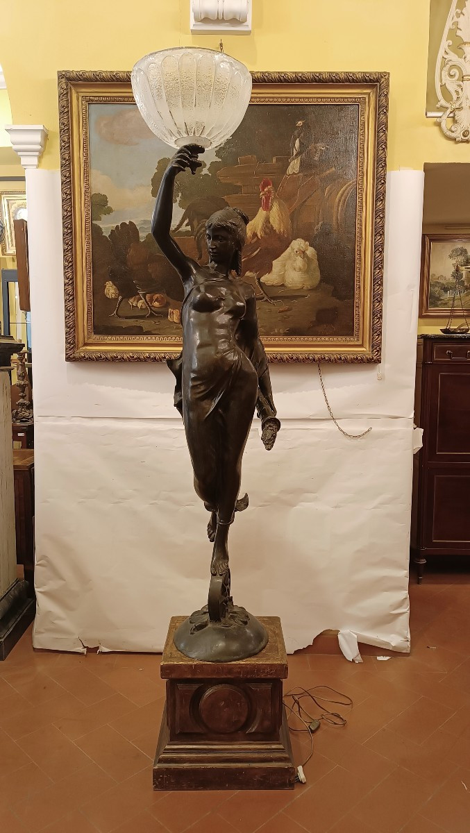 LAMPADA CON SCULTURA IN BRONZO DELLA DEA FORTUNA SECONDA META' XIX SECOLO