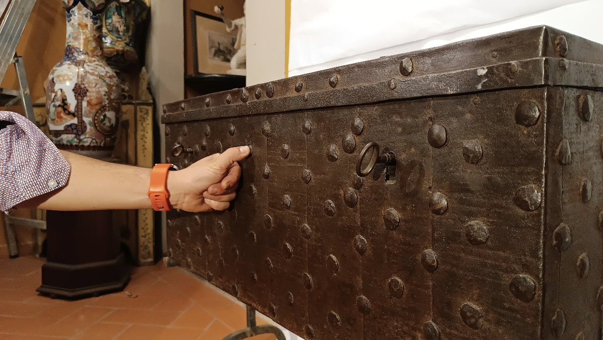 FORZIERE IN FERRO META' DEL XVII SECOLO-photo-1