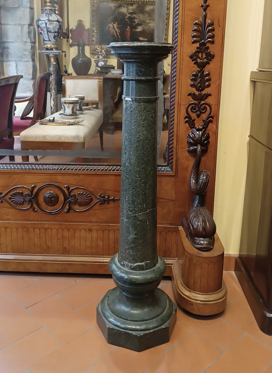 COLONNA IN MARMO VERDE CON GRAFFITO META' XVIII SECOLO
