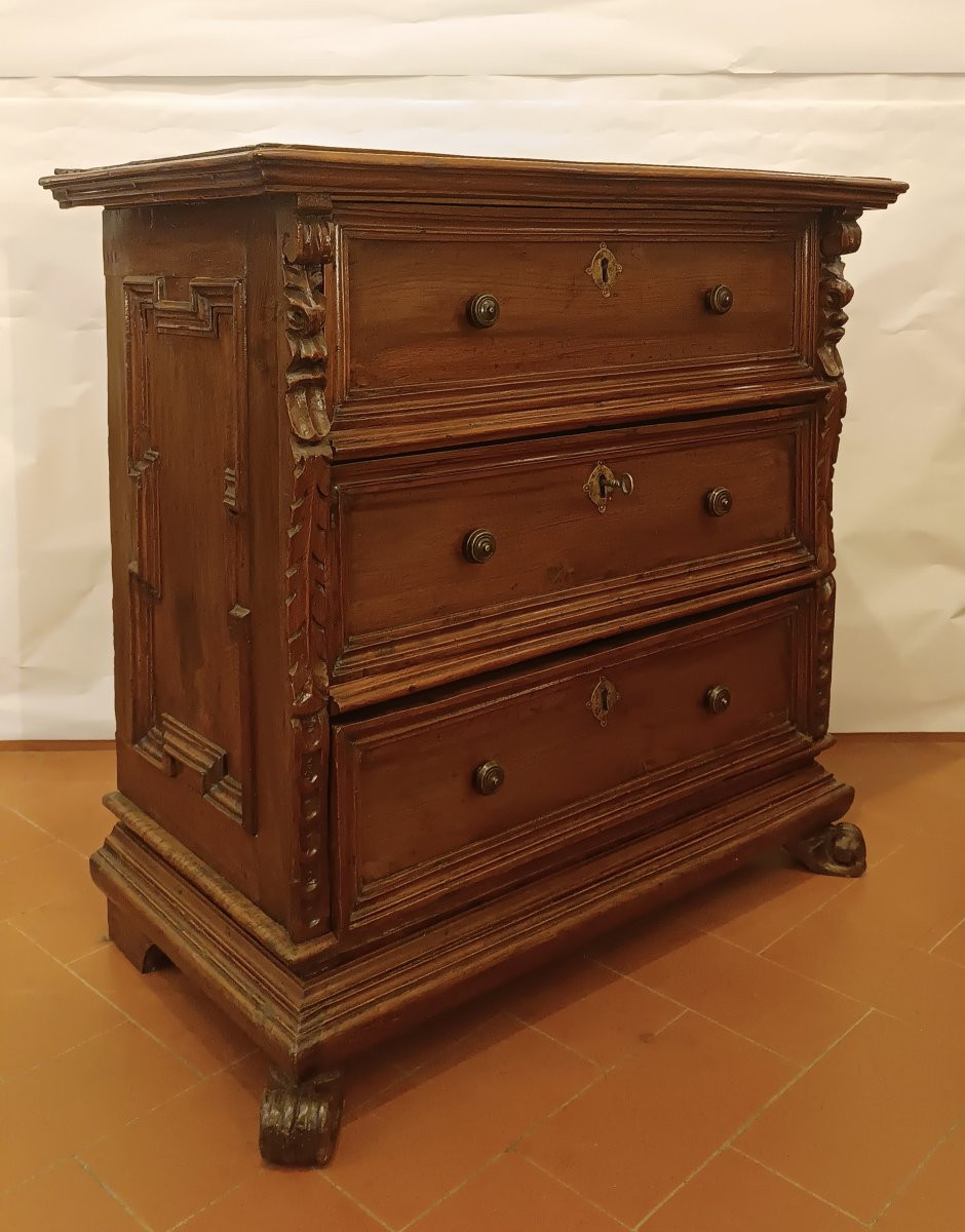 PICCOLO CASSETTONE IN NOCE CON LESENE PRIMA META' XVII SECOLO-photo-3