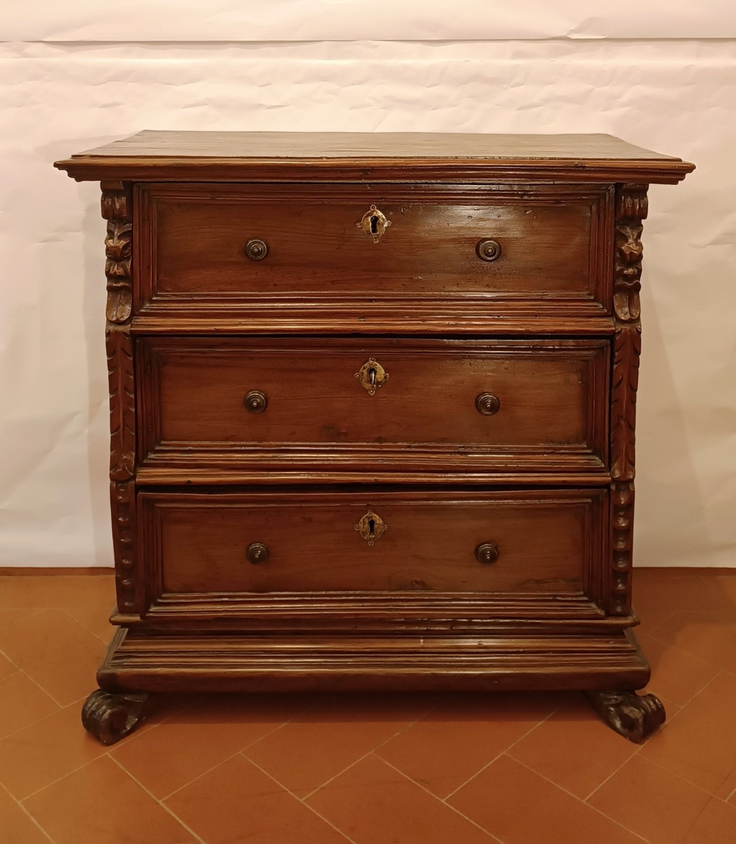 PICCOLO CASSETTONE IN NOCE CON LESENE PRIMA META' XVII SECOLO