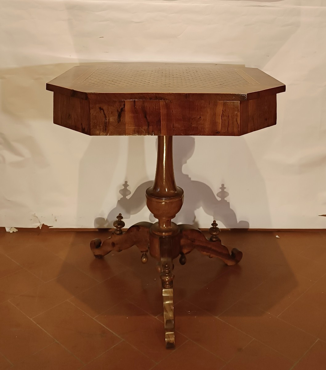 TAVOLINO OTTAGONALE CON INTARSI GEOMETRICI META' XIX SECOLO 