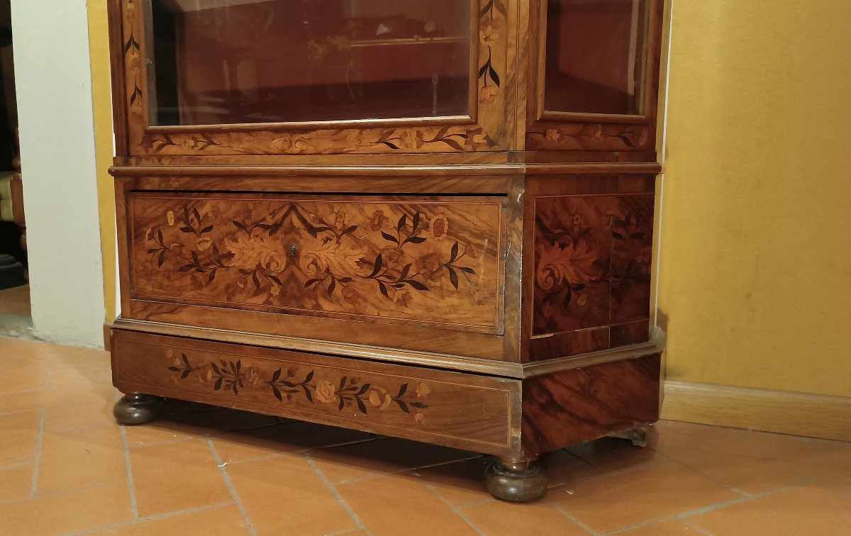 VETRINA IN NOCE CON INTARSI META' XIX SECOLO-photo-3