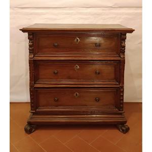 PICCOLO CASSETTONE IN NOCE CON LESENE PRIMA META' XVII SECOLO