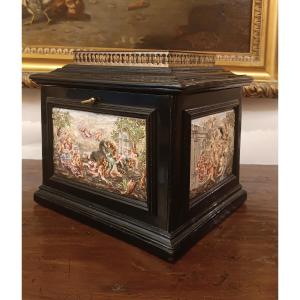 COFANETTO CON PLACCHE IN PORCELLANA CAPODIMONTE META' XIX SECOLO 