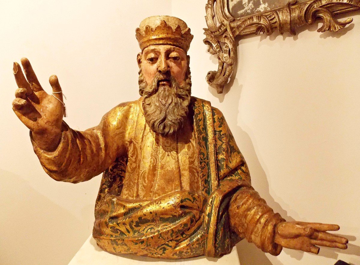 Scultura in legno policromo e ricca decorazione 'Estofado de Oro, ambito Ducato di Milano XVIs
