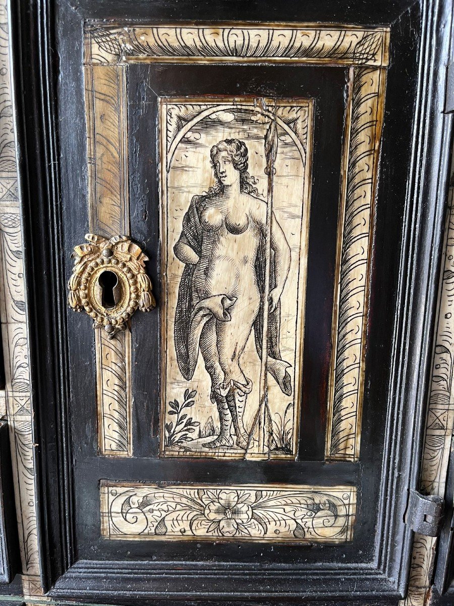 Antique Tuscan Coin Cabinet From The First Half Of The 17th Century With Fine Engravings-photo-2