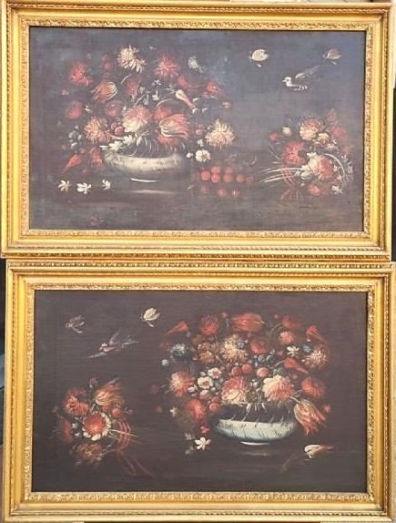 Bellissima coppia di nature morte del XVII secolo con vasi di fiori e volatili.