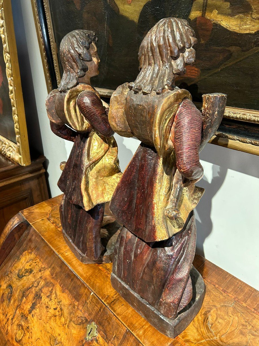 Coppia di sculture in legno raff. figure allegoriche che reggono cornucopia. Italia, XVII s.-photo-2