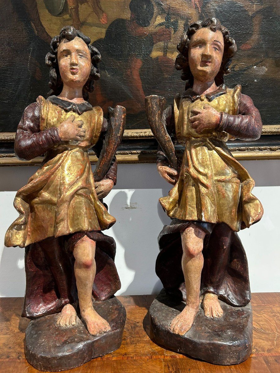 Coppia di sculture in legno raff. figure allegoriche che reggono cornucopia. Italia, XVII s.