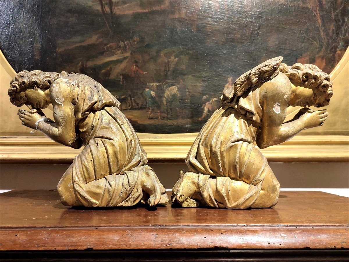 Coppia di angeli genuflessi in legno scolpito e dorato. Italia centrale, XVII secolo.-photo-2