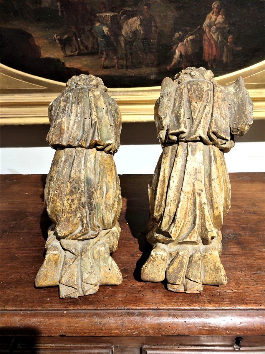 Coppia di angeli genuflessi in legno scolpito e dorato. Italia centrale, XVII secolo.-photo-2